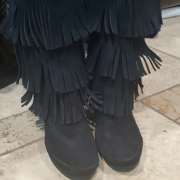 Minnetonka 3-Layer Fringe Boot - Picture 9 of 14